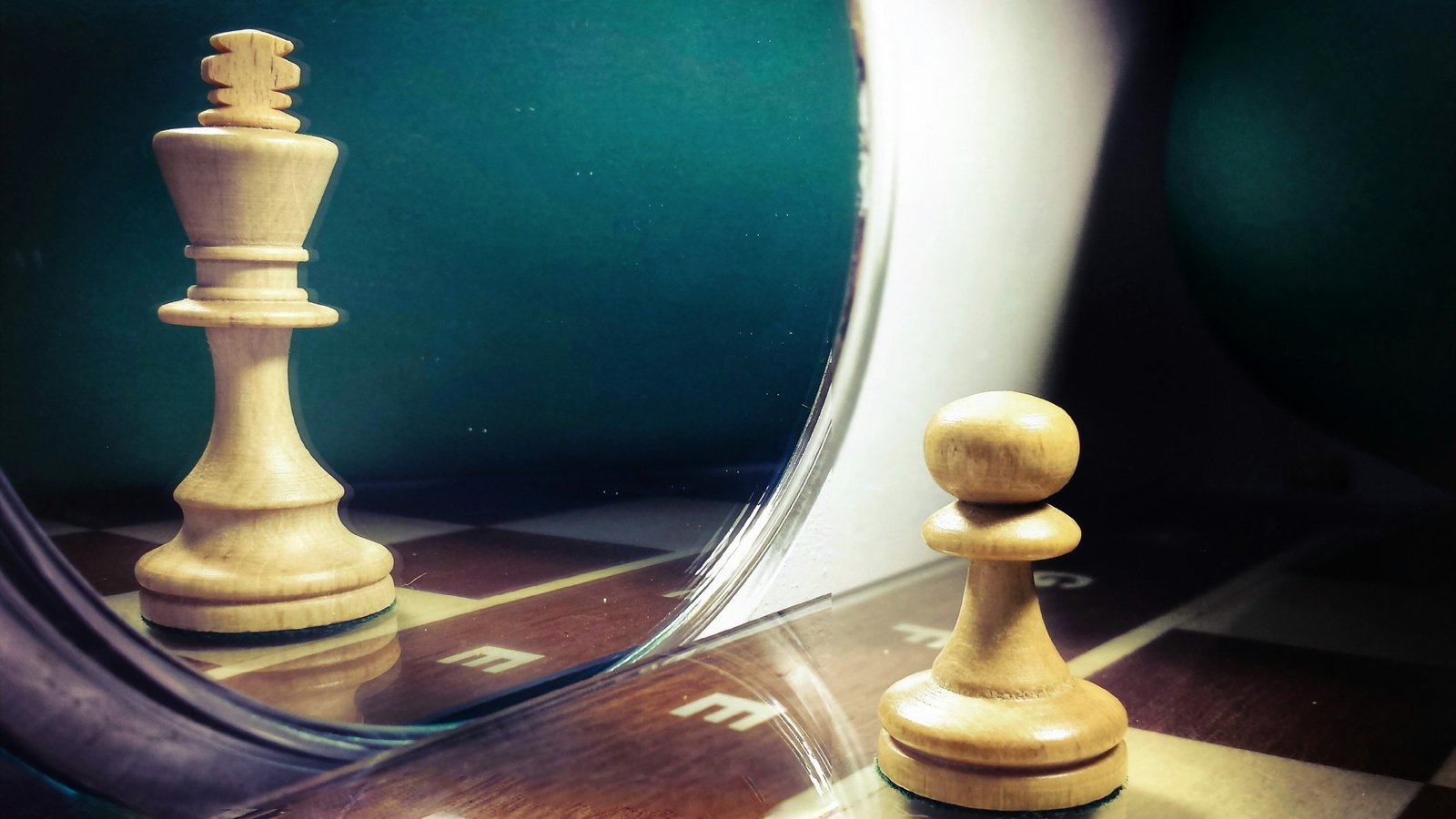 Обои отражение, шахматы, зеркало, королева, пешка, reflection, chess, mirror, queen, pawn разрешение 2560x1600 Загрузить