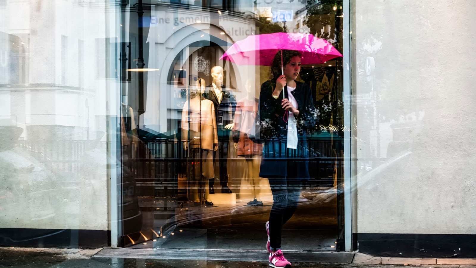 Обои девушка, отражение, зонт, pink umbrella, витрина, girl, reflection, umbrella, showcase разрешение 2048x1365 Загрузить