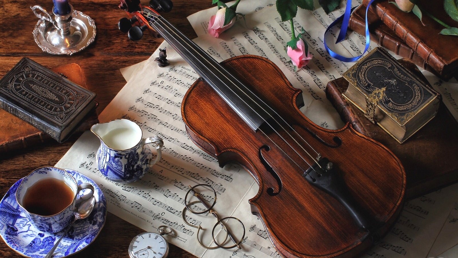 Обои розы, натюрморт, ноты, скрипка, очки, книги, часы, чай, молоко, roses, still life, notes, violin, glasses, books, watch, tea, milk разрешение 1920x1280 Загрузить