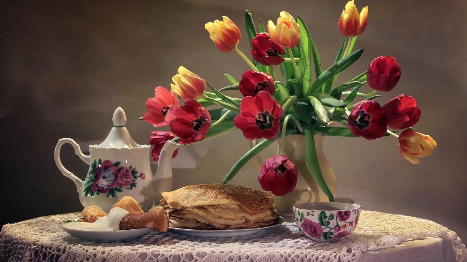 Обои букет, тюльпаны, чашка, чайник, блины, натюрморт, сметана, bouquet, tulips, cup, kettle, pancakes, still life, sour cream разрешение 1920x1220 Загрузить