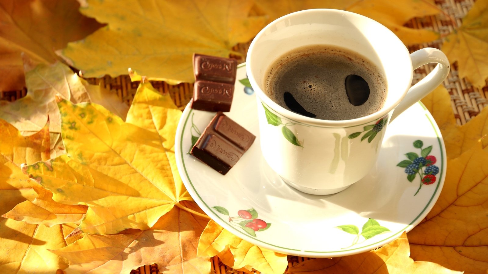 Обои листья, осень, кофе, чашка, клен, шоколад, кленовый лист, leaves, autumn, coffee, cup, maple, chocolate, maple leaf разрешение 3000x2000 Загрузить