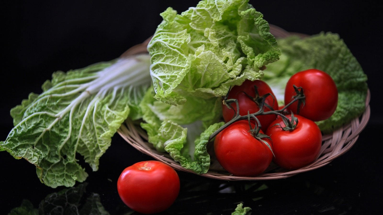 Обои овощи, помидоры, салат, vegetables, tomatoes, salad разрешение 2400x1579 Загрузить