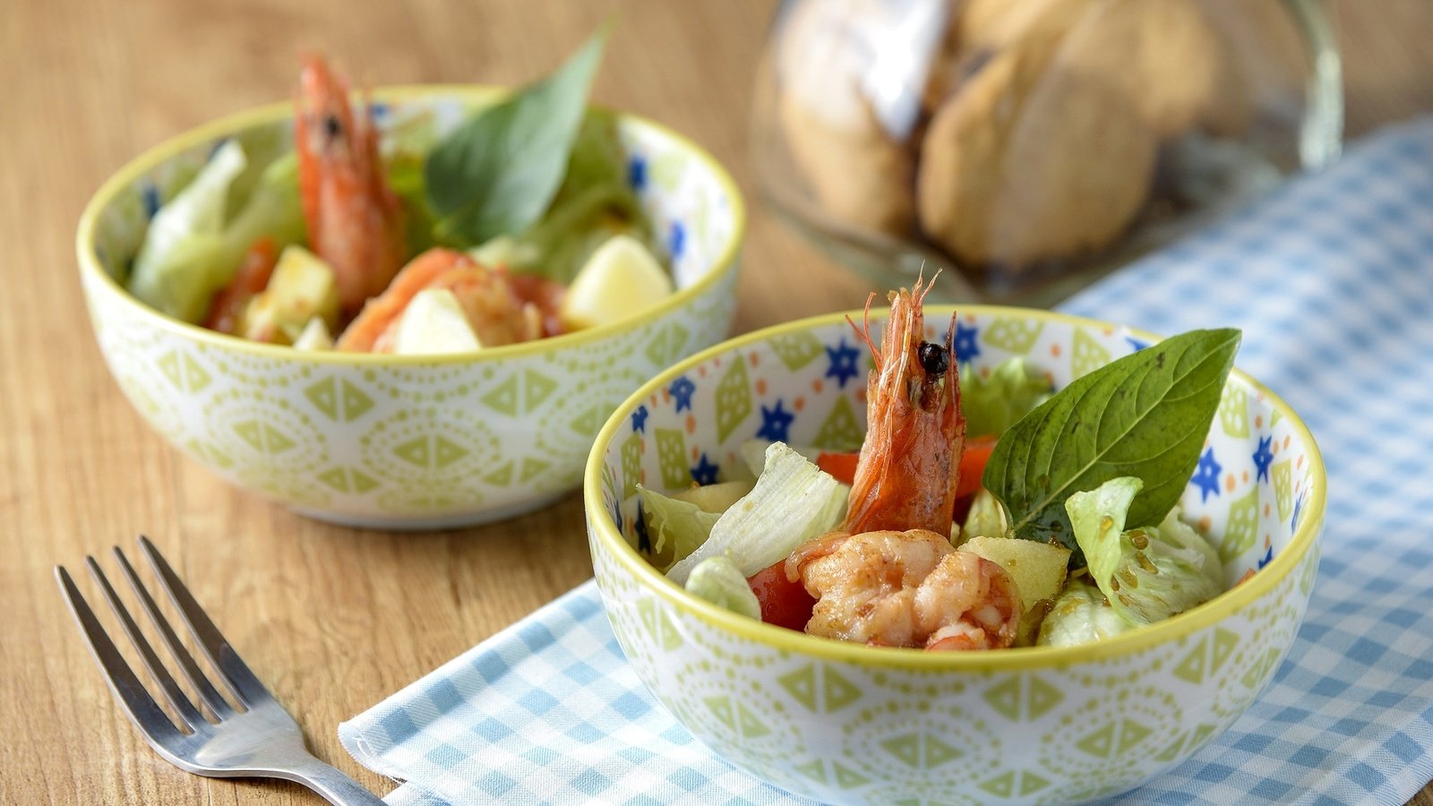 Обои овощи, салат, морепродукты, креветки, vegetables, salad, seafood, shrimp разрешение 2048x1367 Загрузить