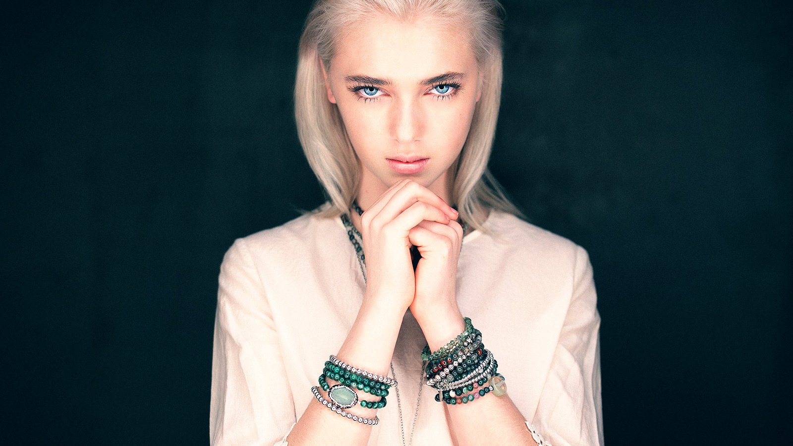 Обои девушка, портрет, взгляд, браслеты, голубоглазая, the photo fiend, girl, portrait, look, bracelets, blue-eyed разрешение 2000x1322 Загрузить