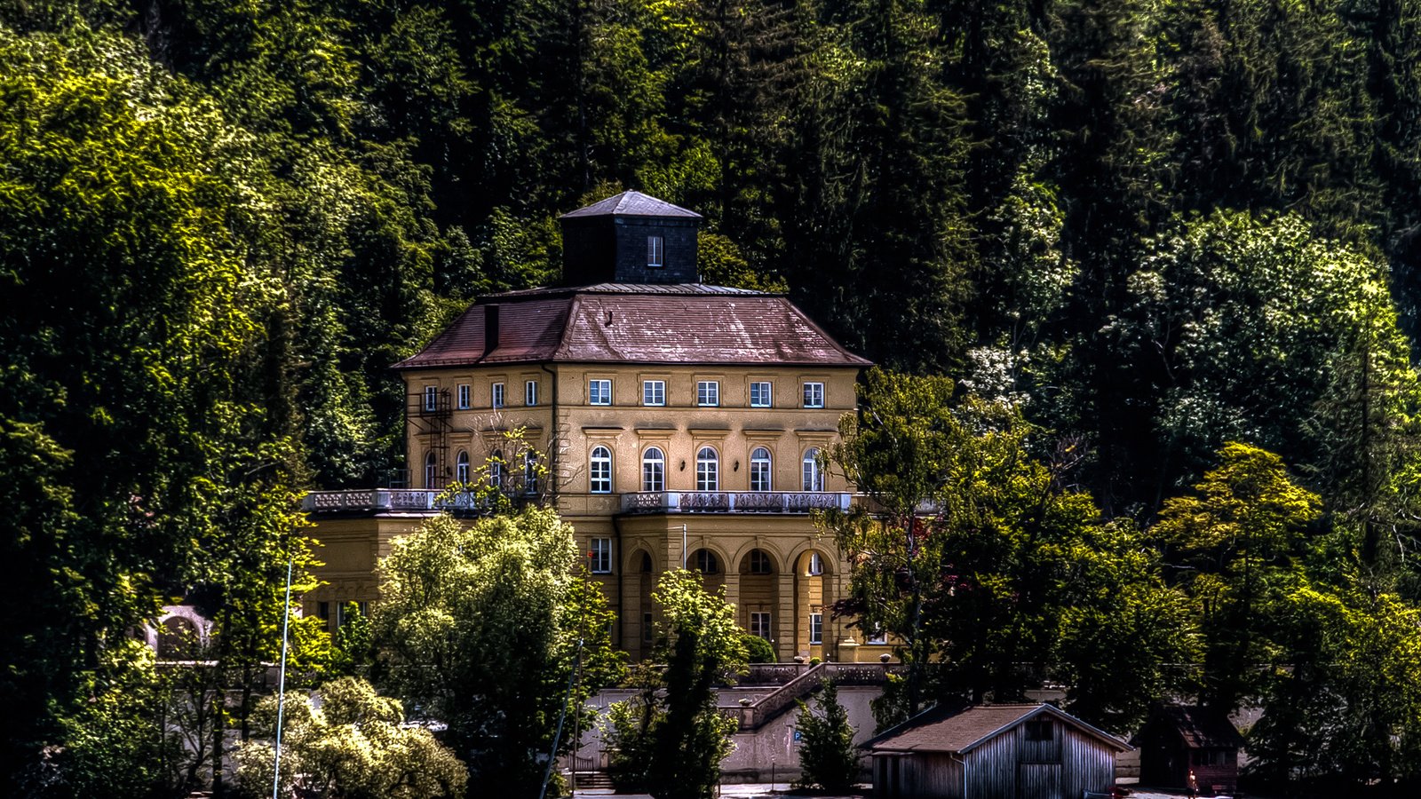 Обои деревья, лес, замок, германия, бавария, allmannshausen, trees, forest, castle, germany, bayern разрешение 2360x1400 Загрузить