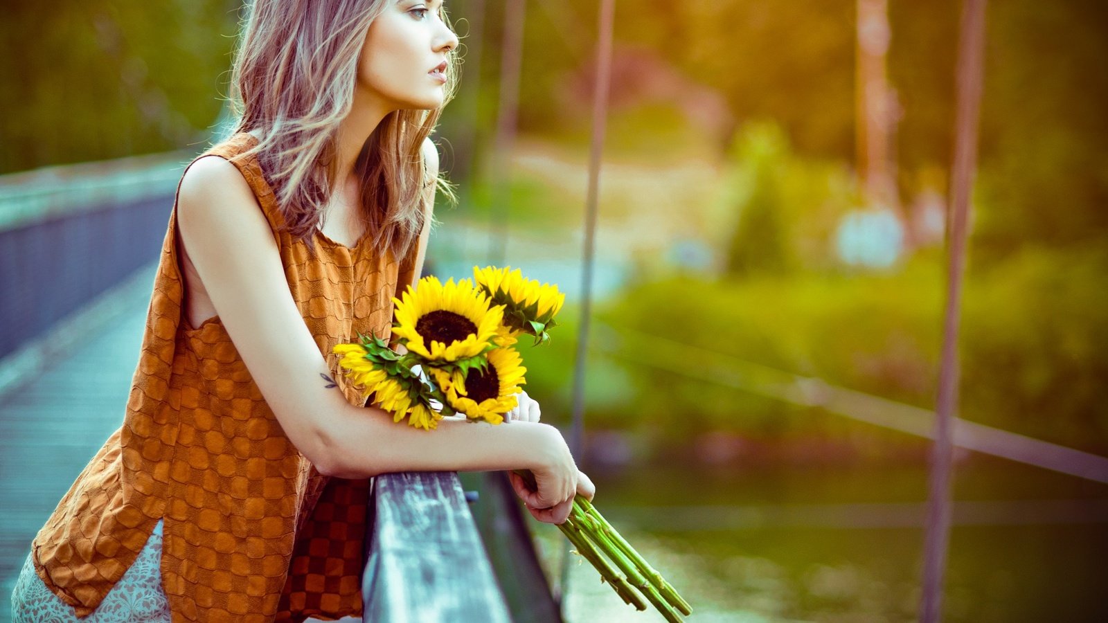 Обои цветы, девушка, блондинка, букет, подсолнухи, поручень, flowers, girl, blonde, bouquet, sunflowers, handrail разрешение 2048x1363 Загрузить