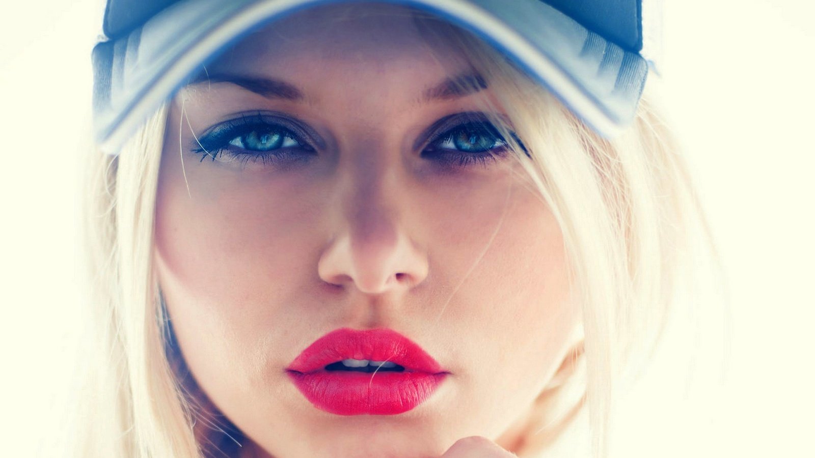 Обои девушка, блондинка, взгляд, губы, лицо, кепка, girl, blonde, look, lips, face, cap разрешение 2126x1704 Загрузить