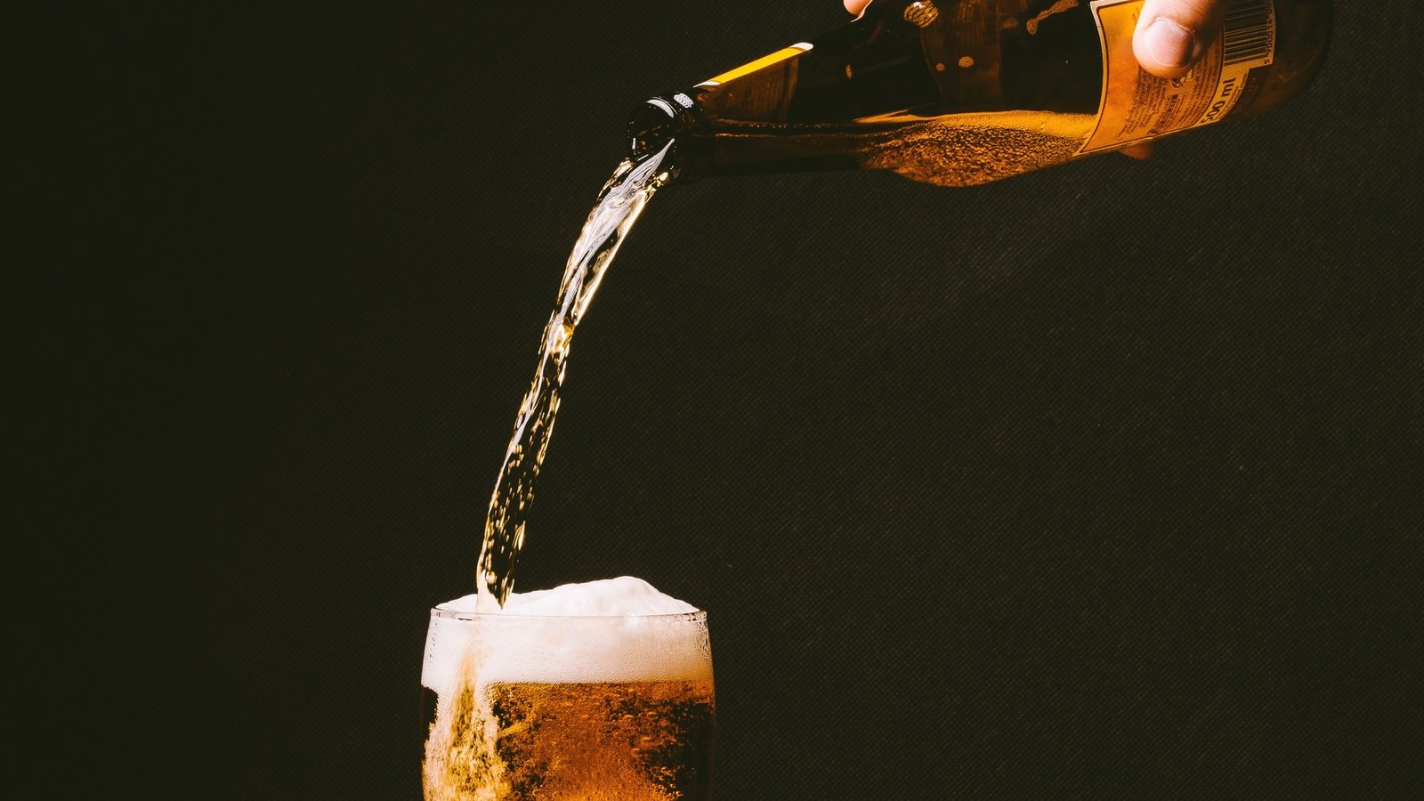 Обои рука, алкоголь, напиток, пузыри, бокал, черный фон, бутылка, пиво, пена, hand, alcohol, drink, bubbles, glass, black background, bottle, beer, foam разрешение 2880x1800 Загрузить