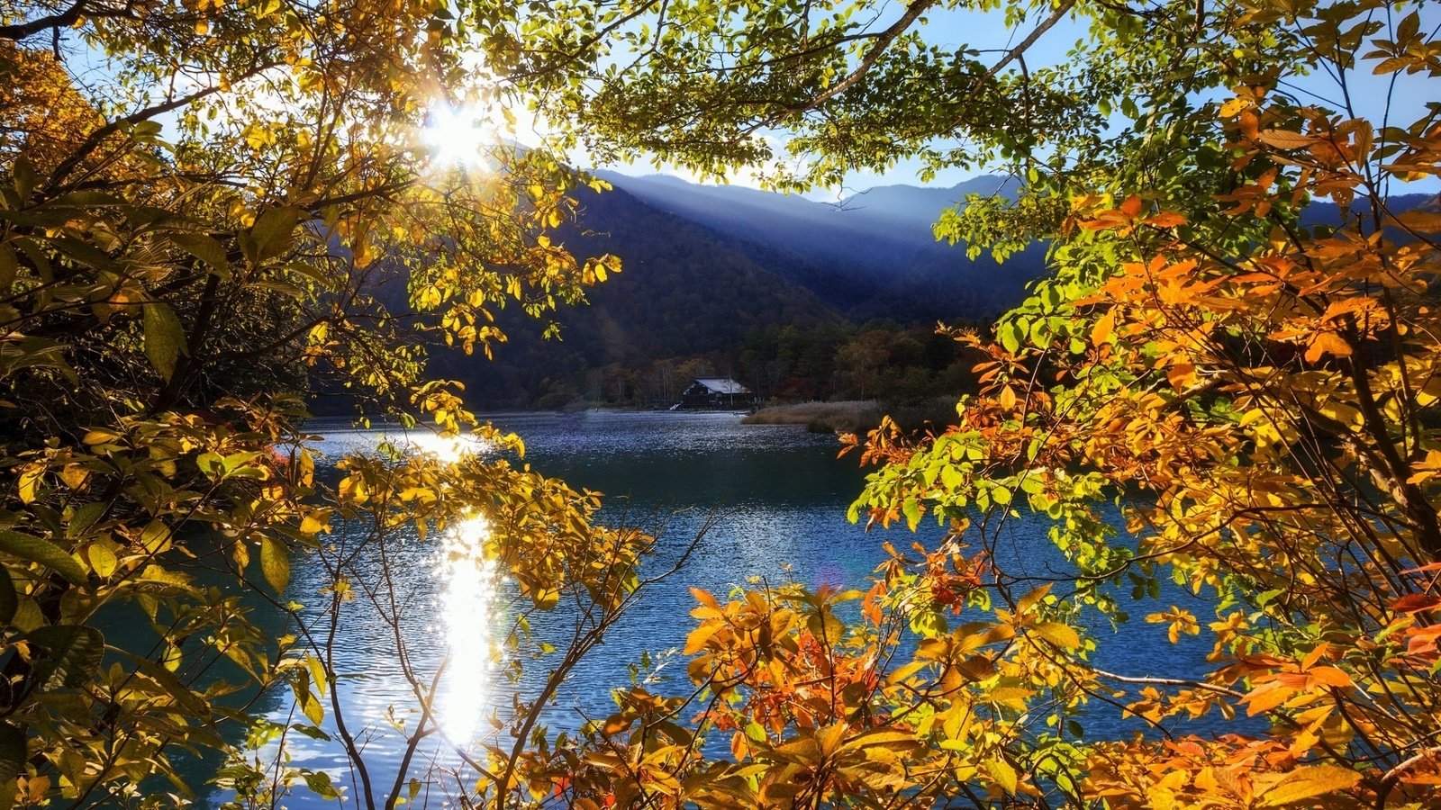 Обои озеро, горы, солнце, осень, lake, mountains, the sun, autumn разрешение 1920x1080 Загрузить