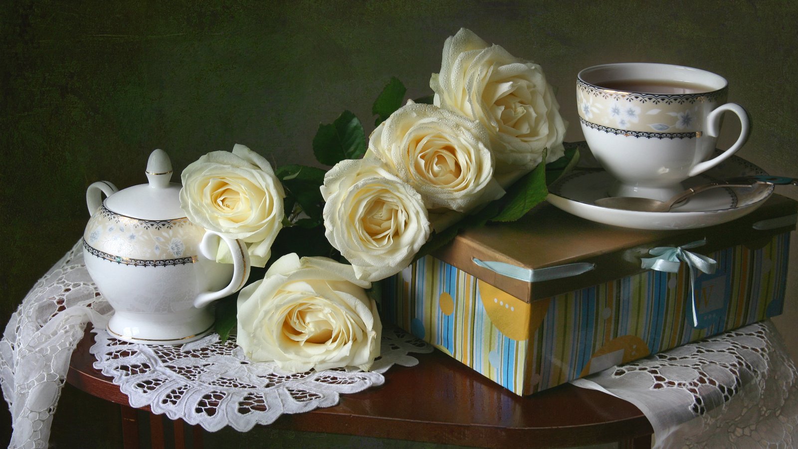 Обои розы, чашка, чай, салфетка, коробка, натюрморт, сахарница, roses, cup, tea, napkin, box, still life, sugar bowl разрешение 1920x1198 Загрузить