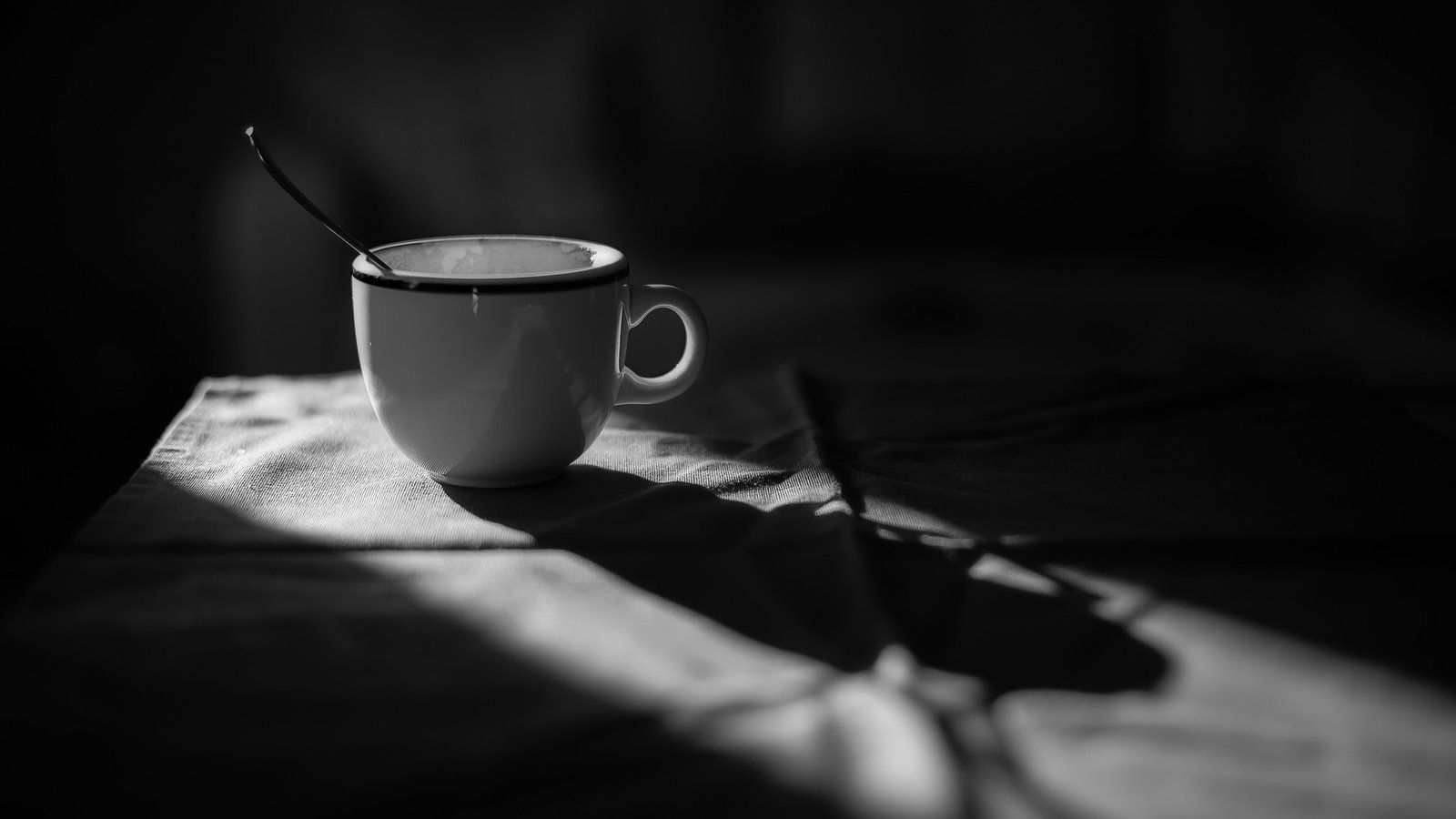 Обои кофе, чёрно-белое, чашка, ложка, coffee, black and white, cup, spoon разрешение 2048x1363 Загрузить