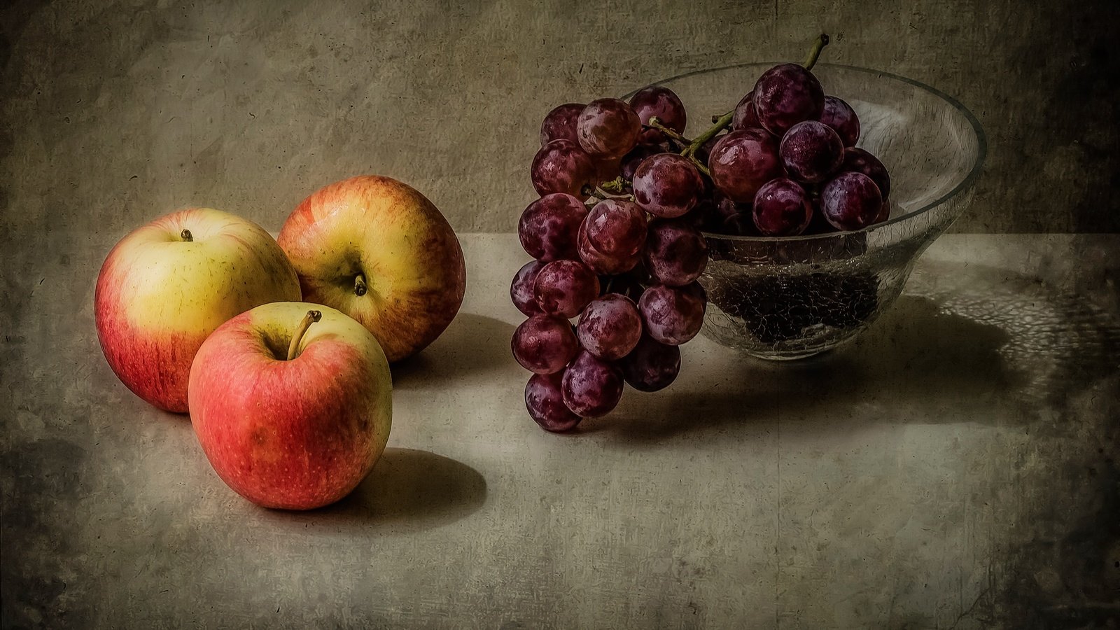 Обои макро, виноград, фрукты, яблоки, ваза, macro, grapes, fruit, apples, vase разрешение 2880x1908 Загрузить