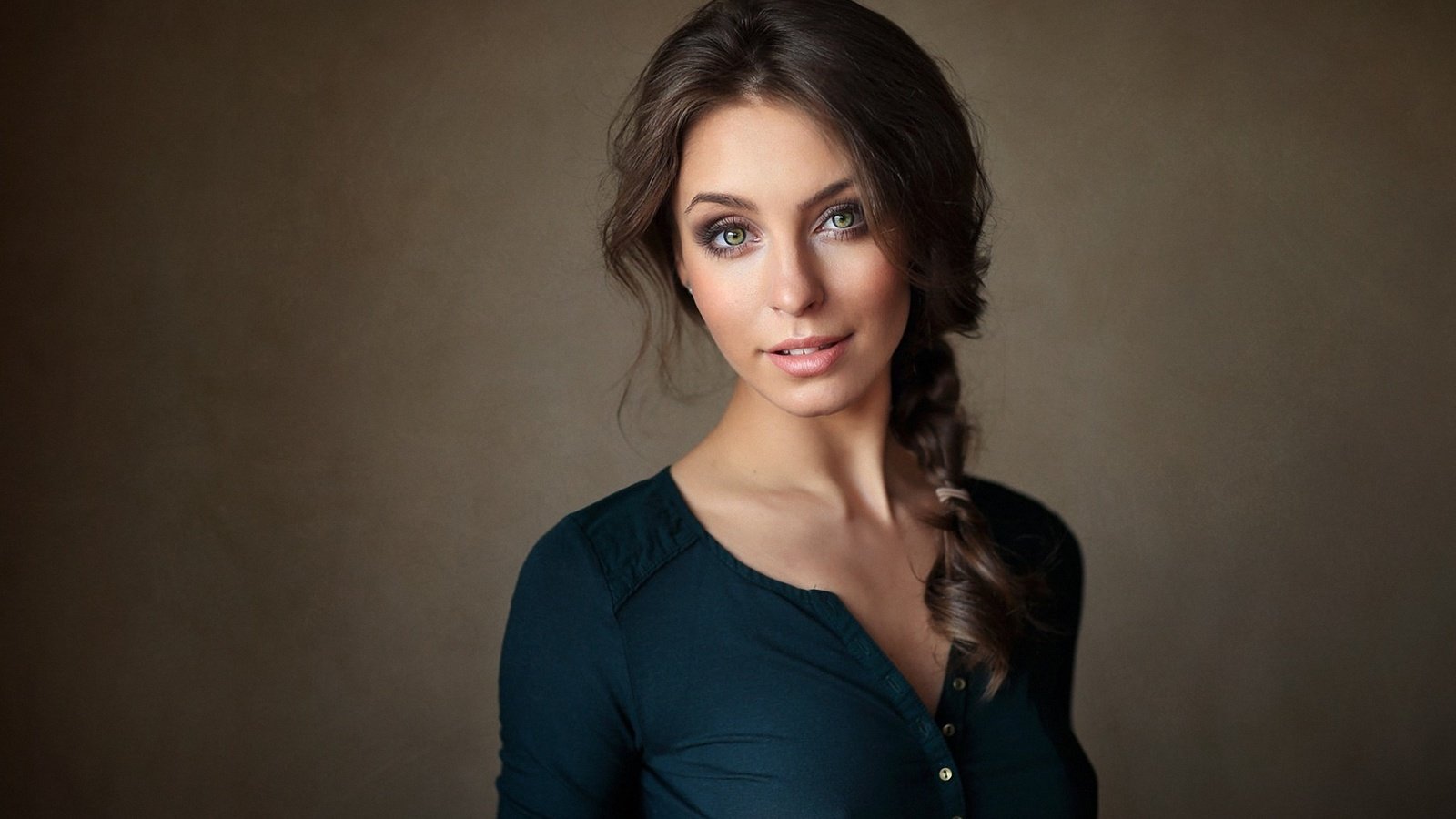 Обои брюнетка, девушки, модель, коса, блузка, brunette, girls, model, braid, blouse разрешение 1920x1280 Загрузить