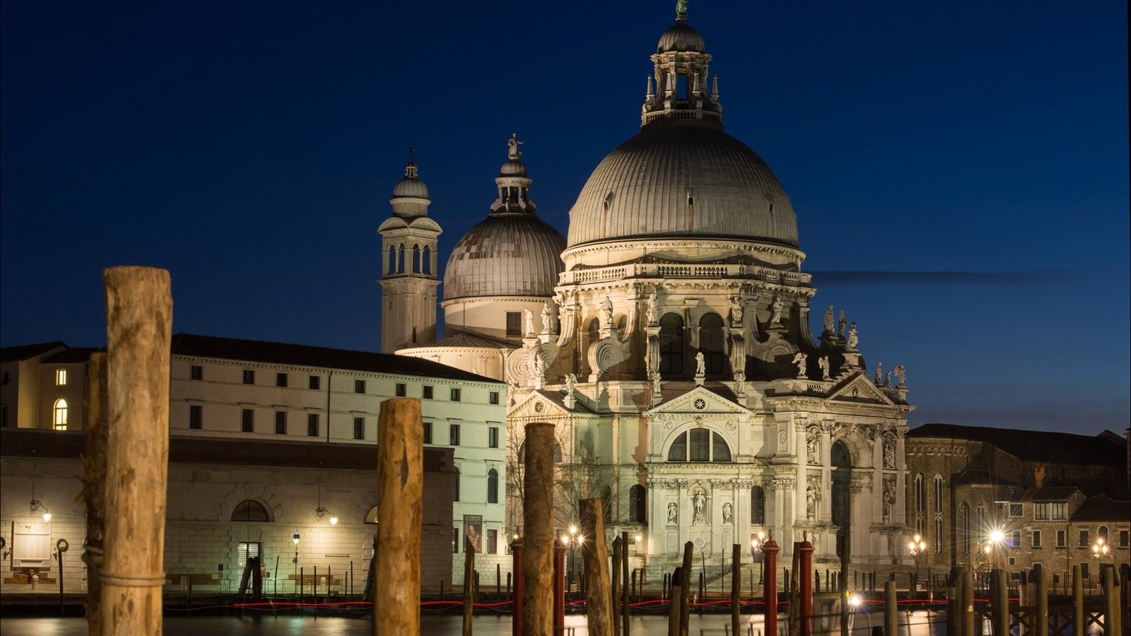 Обои ночь, огни, столбы, собор, венеция, канал, италия, night, lights, posts, cathedral, venice, channel, italy разрешение 1920x1262 Загрузить