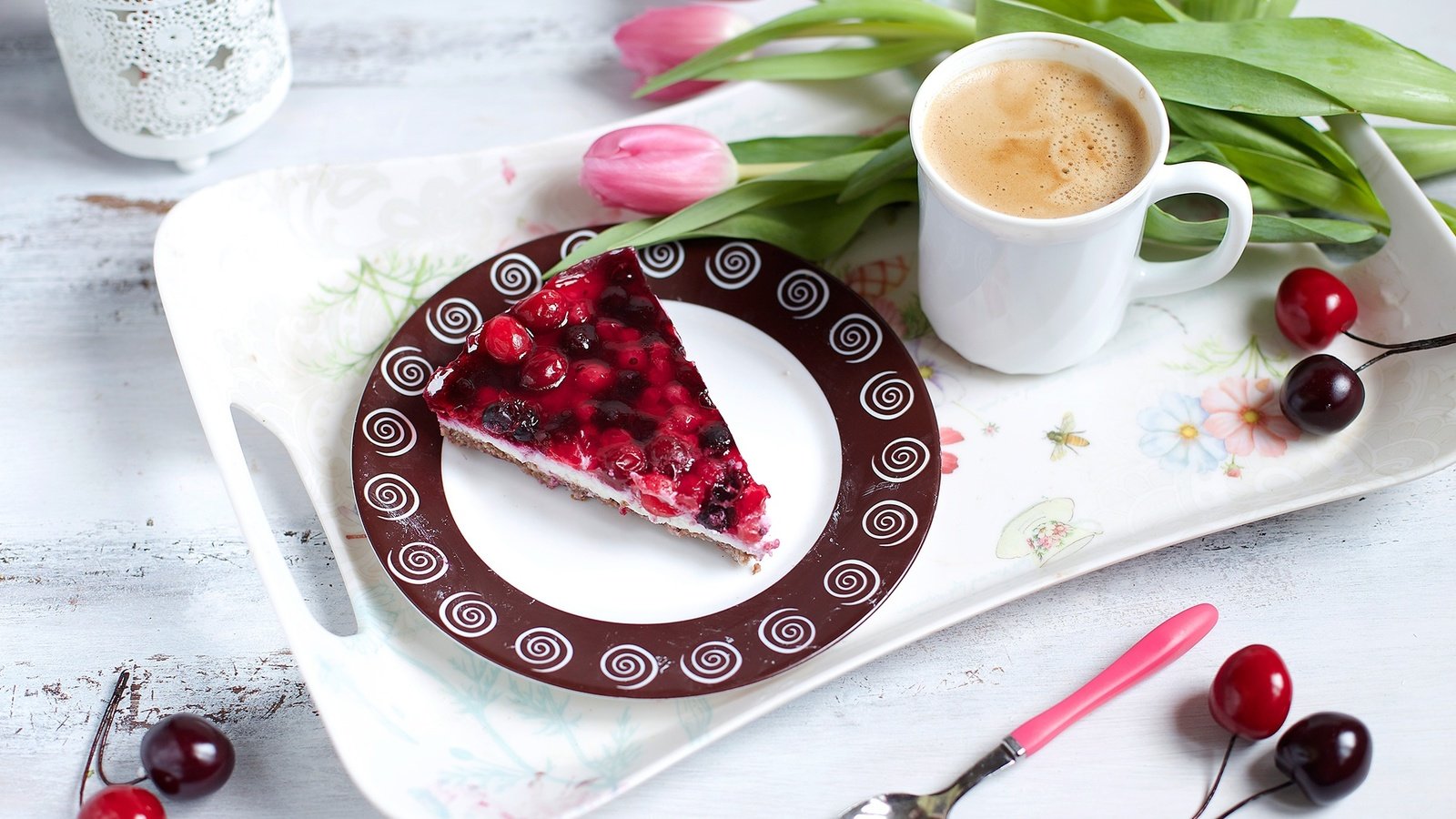 Обои цветы, кофе, ягоды, тюльпаны, вишня, пирог, кусок, flowers, coffee, berries, tulips, cherry, pie, piece разрешение 2000x1367 Загрузить