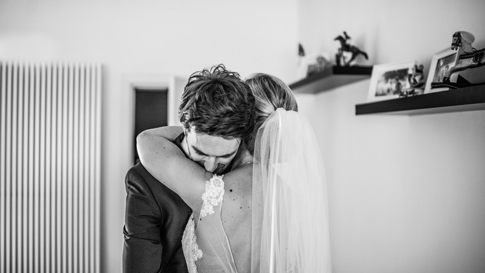 Обои чёрно-белое, любовь, свадьба, невеста, свадебное платье, black and white, love, wedding, the bride, wedding dress разрешение 3008x2008 Загрузить