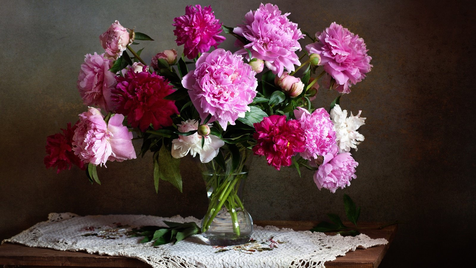 Обои цветы, букет, салфетка, натюрморт, пионы, flowers, bouquet, napkin, still life, peonies разрешение 2500x1756 Загрузить