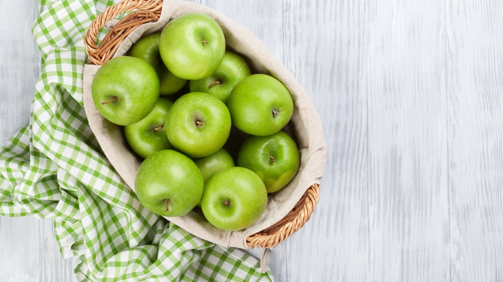 Зеленые яблоки на столе