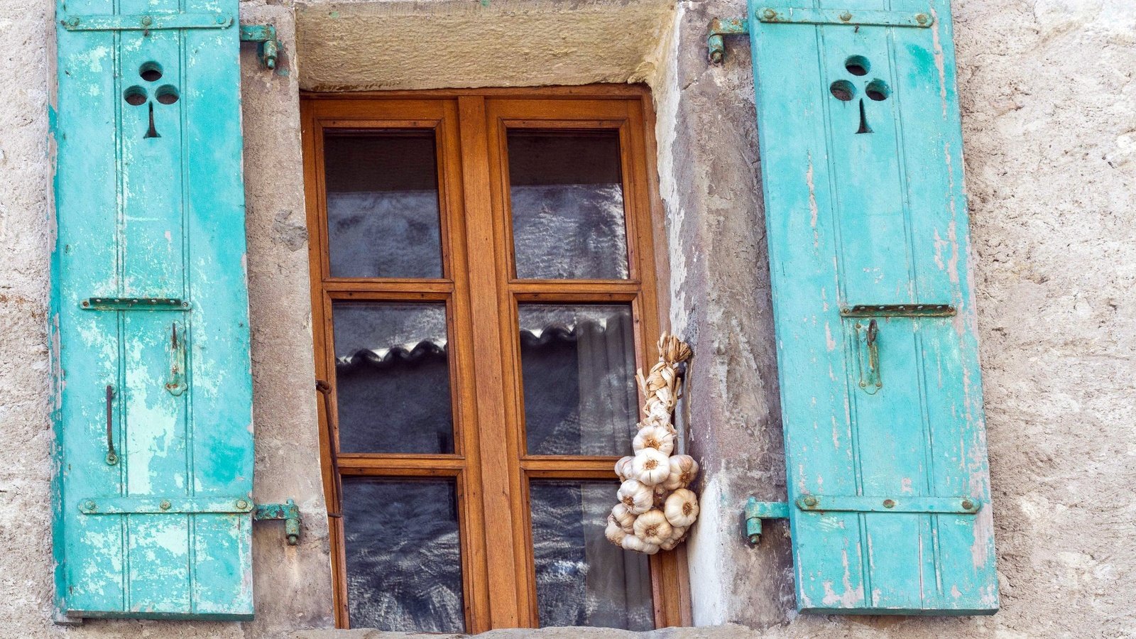 Обои окно, ставни, чеснок, window, shutters, garlic разрешение 2048x1410 Загрузить