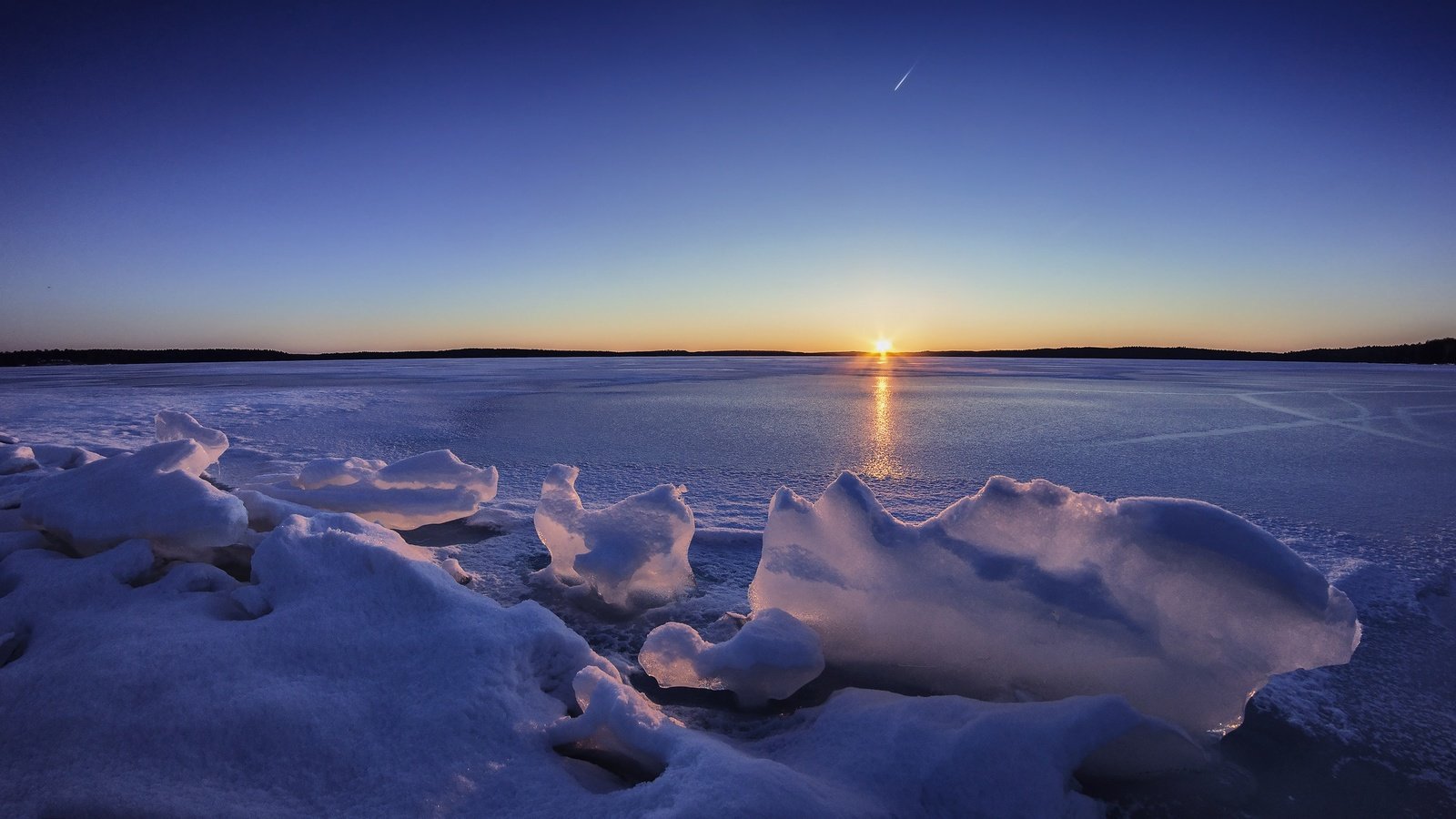 Обои небо, озеро, закат, зима, горизонт, лёд, финляндия, lake karijärvi, the sky, lake, sunset, winter, horizon, ice, finland разрешение 2048x1152 Загрузить