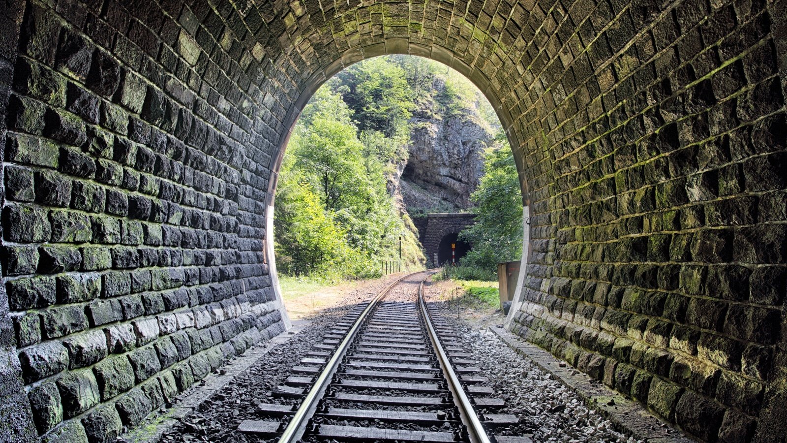 Обои деревья, железная дорога, рельсы, камни, тоннель, trees, railroad, rails, stones, the tunnel разрешение 5614x3742 Загрузить