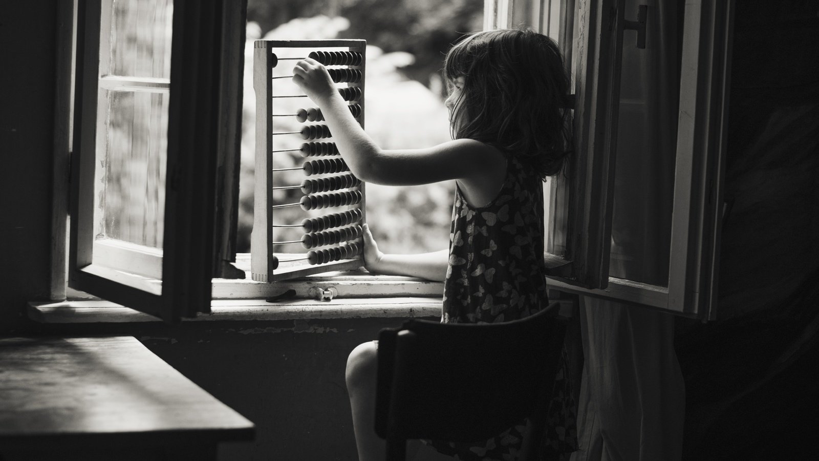 Обои чёрно-белое, дети, девочка, окно, счеты, black and white, children, girl, window, scores разрешение 5439x4912 Загрузить