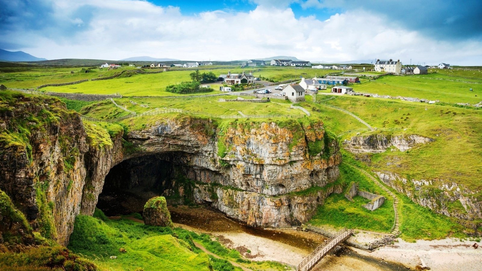 Обои небо, облака, поле, луг, пещера, шотландия, the sky, clouds, field, meadow, cave, scotland разрешение 1920x1200 Загрузить