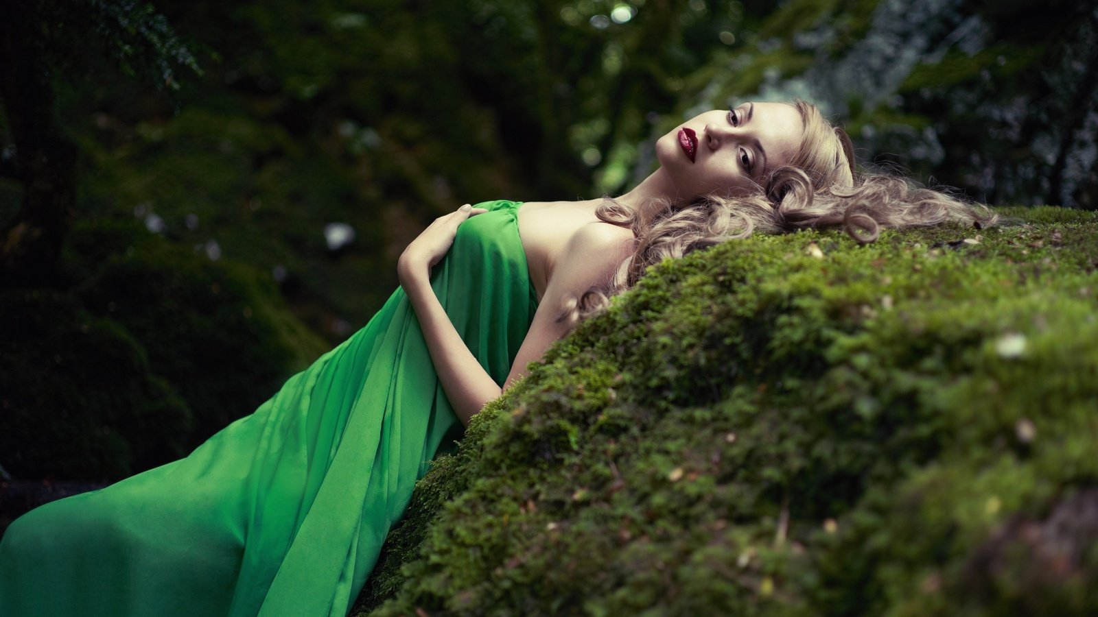 Обои лес, губы, девушка, лицо, платье, зеленое, блондинка, взгляд, модель, мох, волосы, forest, lips, girl, face, dress, green, blonde, look, model, moss, hair разрешение 3840x2160 Загрузить