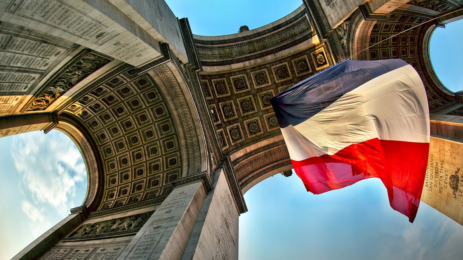 Обои париж, флаг, триумфальная арка, колонны, франция, paris, flag, arch, columns, france разрешение 1920x1200 Загрузить