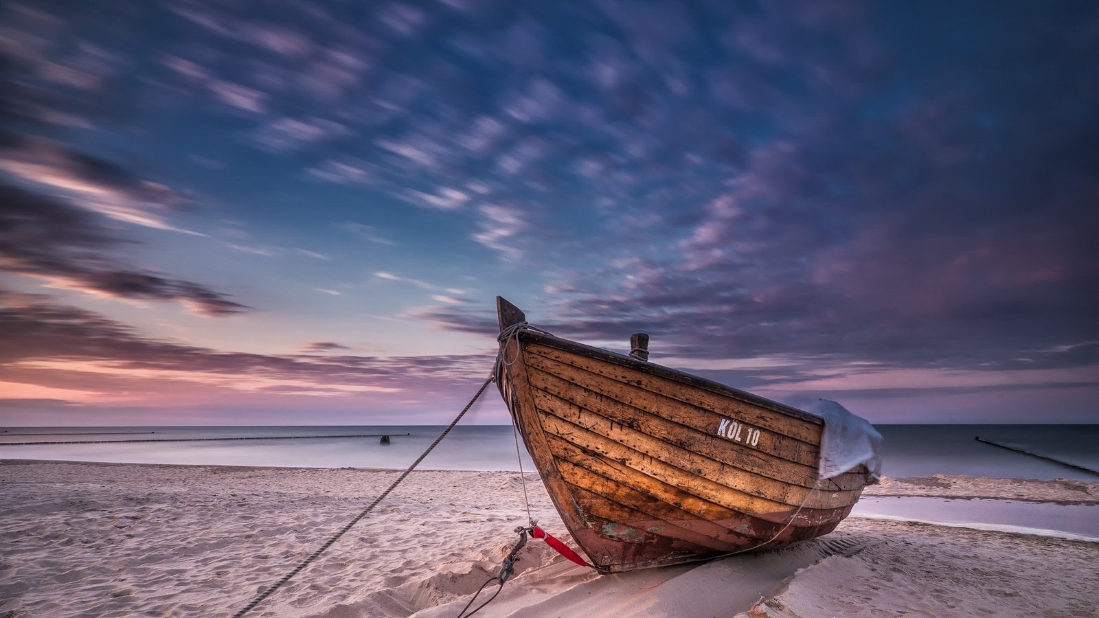 Обои небо, облака, берег, море, пляж, лодка, the sky, clouds, shore, sea, beach, boat разрешение 2048x1250 Загрузить