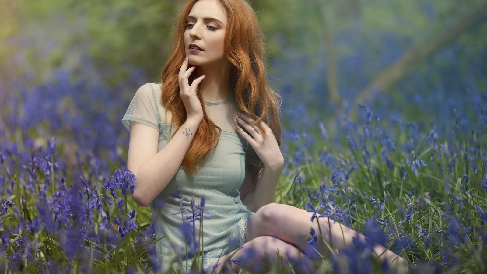 Обои цветы, девушка, луг, колокольчики, боке, рыжеволосая, flowers, girl, meadow, bells, bokeh, redhead разрешение 2048x1540 Загрузить