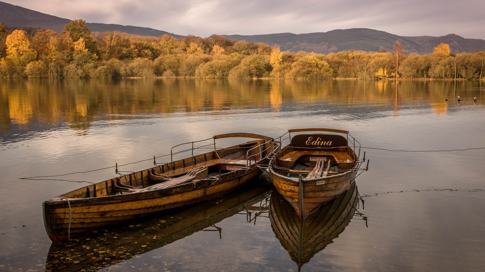 Обои небо, облака, деревья, озеро, осень, лодка, the sky, clouds, trees, lake, autumn, boat разрешение 2048x1365 Загрузить