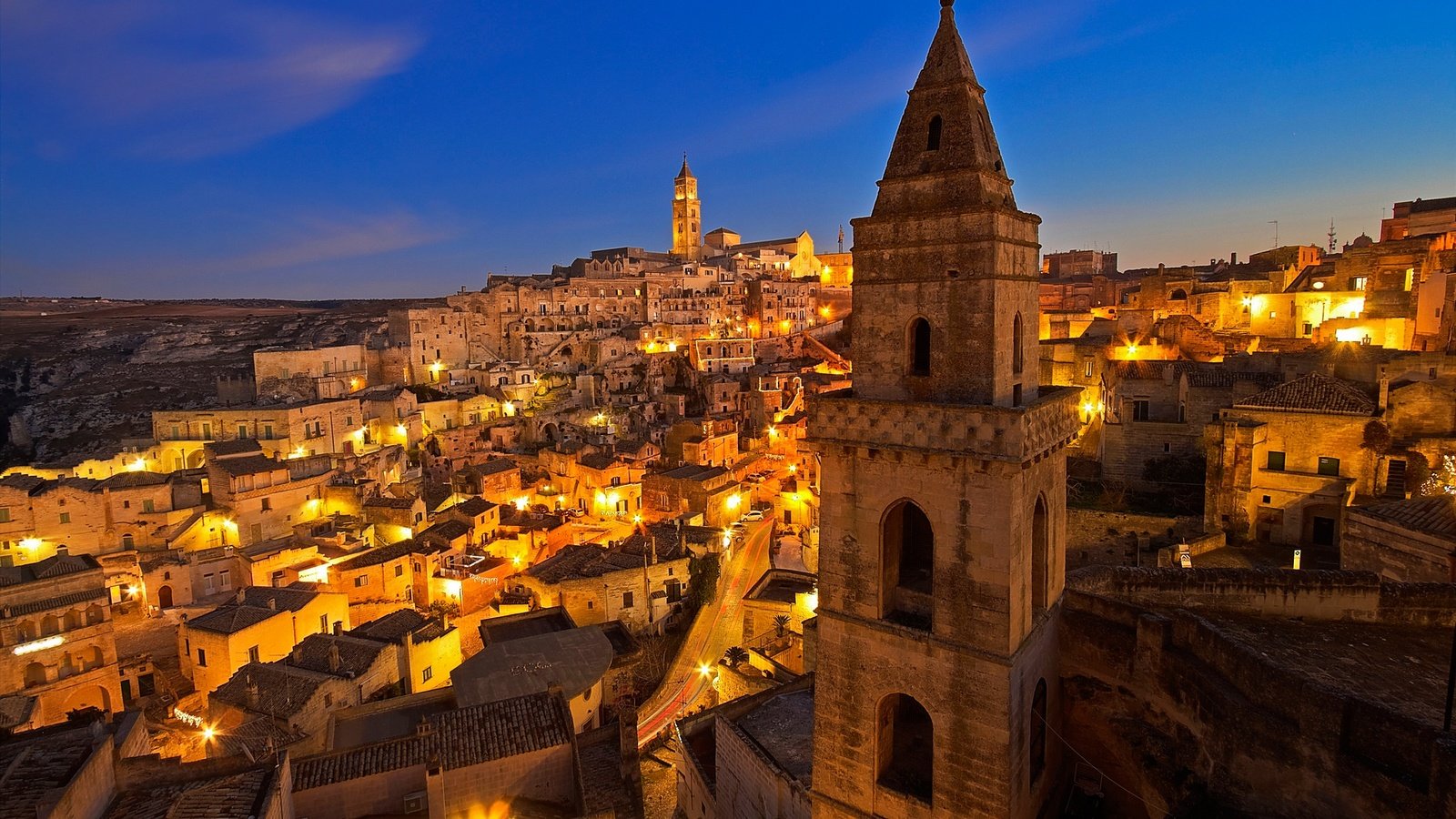 Обои ночь, огни, дома, италия, матера, базиликата, night, lights, home, italy, mater, basilicata разрешение 2048x1344 Загрузить