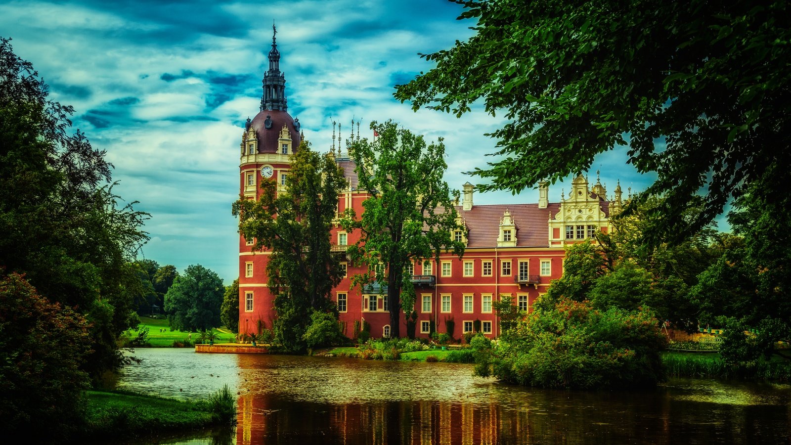 Обои облака, деревья, зелень, парк, замок, пруд, германия, muskau park, clouds, trees, greens, park, castle, pond, germany разрешение 5616x3744 Загрузить