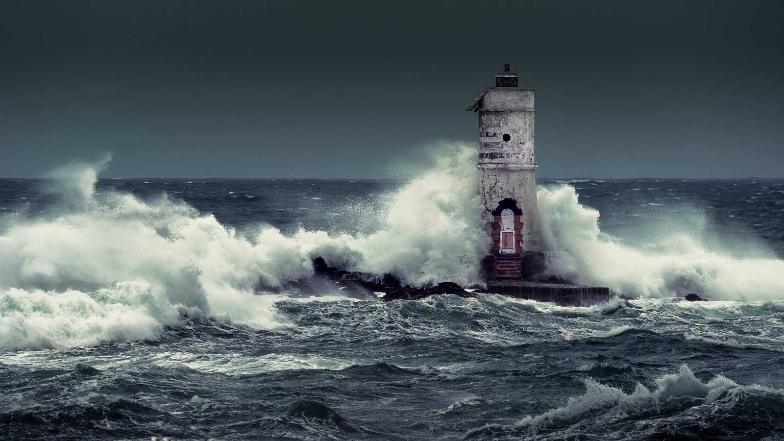 Обои волны, море, маяк, горизонт, италия, шторм, calasetta, mangiabarche, wave, sea, lighthouse, horizon, italy, storm разрешение 2820x1700 Загрузить