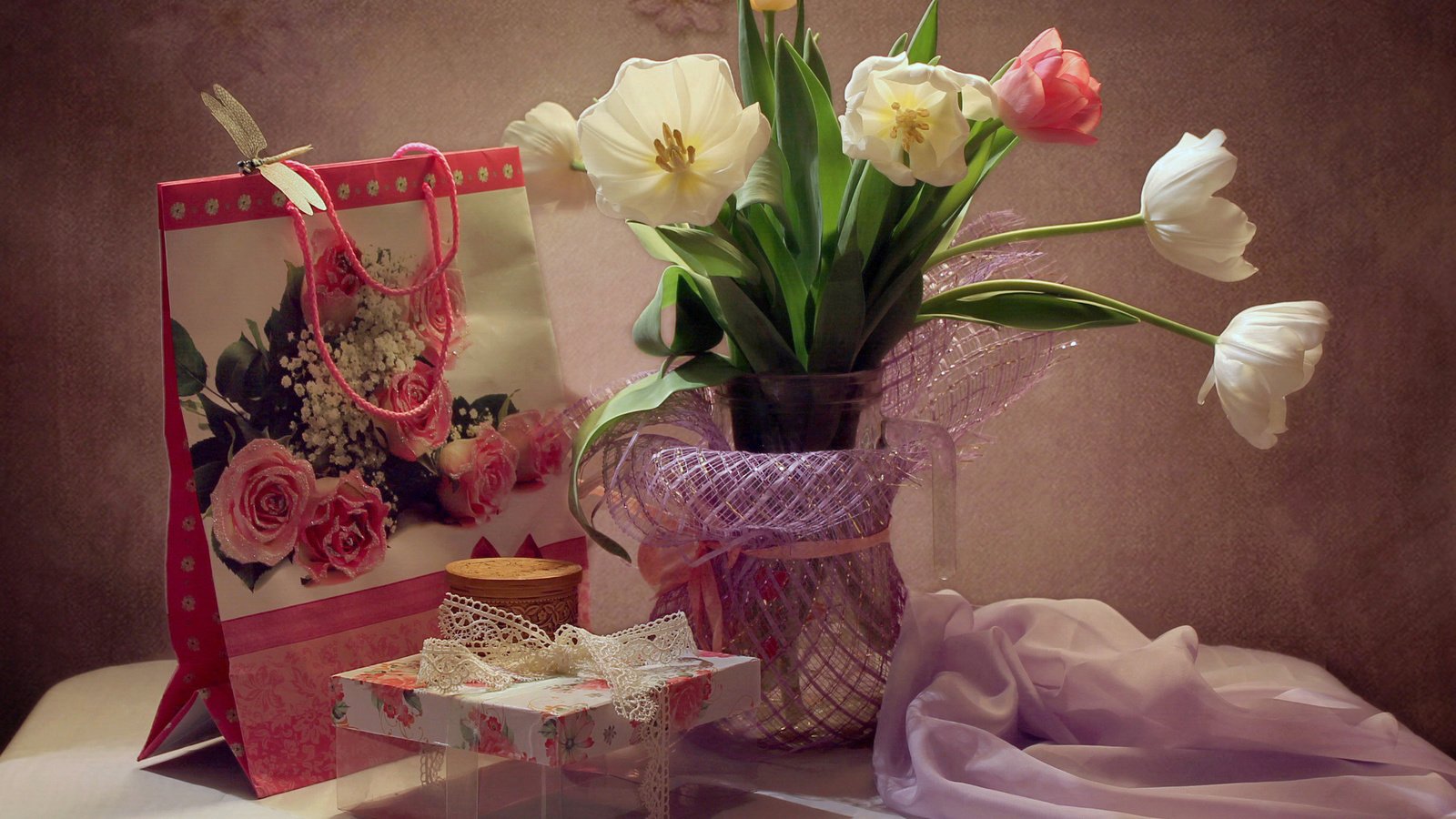 Обои цветы, натюрморт, стрекоза, ткань, сумочка, тюльпаны, ваза, коробка, столик, flowers, still life, dragonfly, fabric, handbag, tulips, vase, box, table разрешение 2416x1918 Загрузить