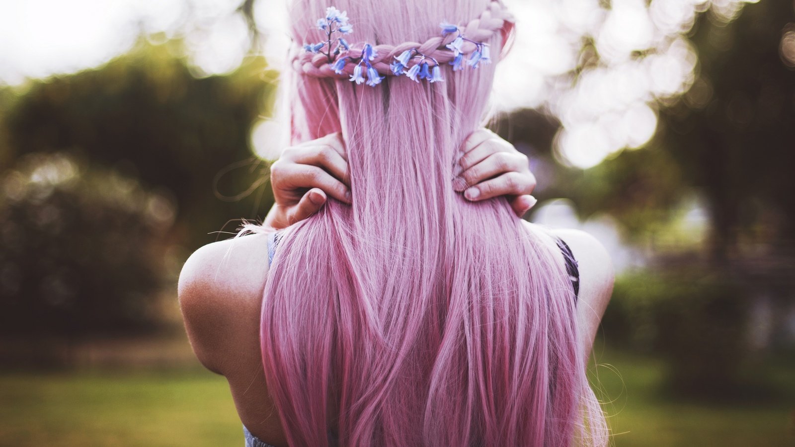 Обои цветы, девушка, спина, розовые волосы, flowers, girl, back, pink hair разрешение 2048x1279 Загрузить