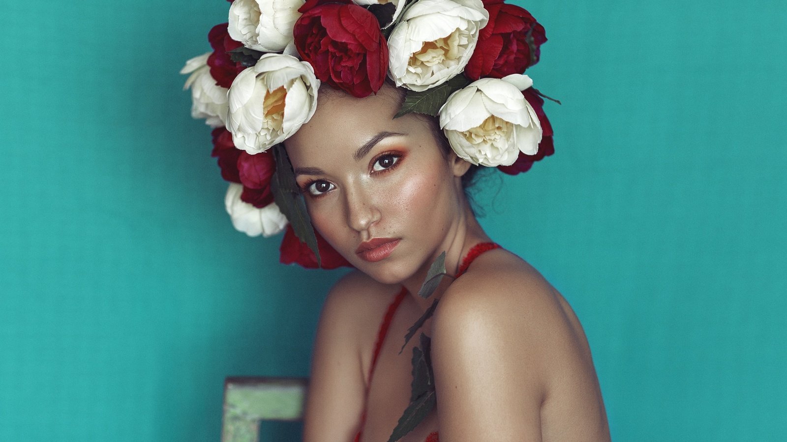 Обои цветы, девушка, портрет, взгляд, волосы, лицо, венок, flowers, girl, portrait, look, hair, face, wreath разрешение 2048x1365 Загрузить