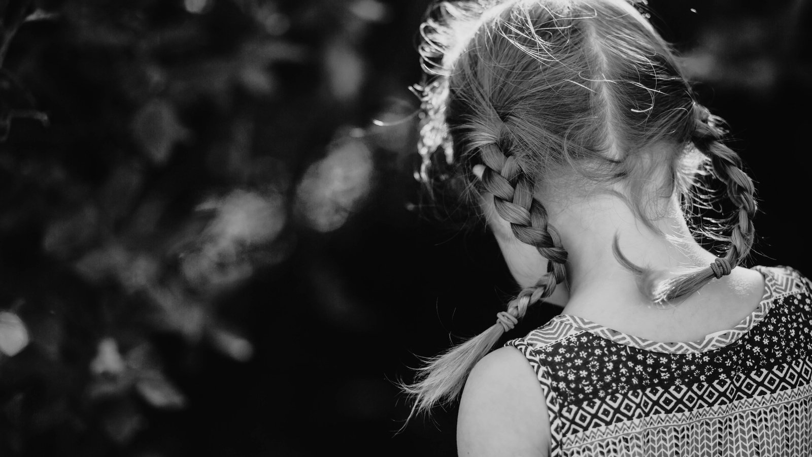 Обои чёрно-белое, дети, девочка, спина, косички, black and white, children, girl, back, braids разрешение 5760x3840 Загрузить