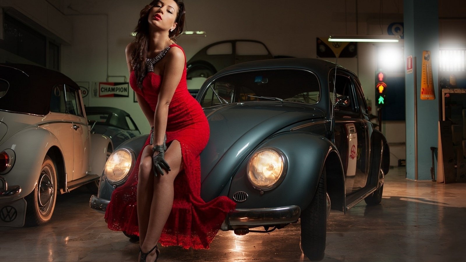 Обои огни, девушка, жук, поза, ретро, авто, красное платье, lights, girl, beetle, pose, retro, auto, red dress разрешение 1920x1250 Загрузить
