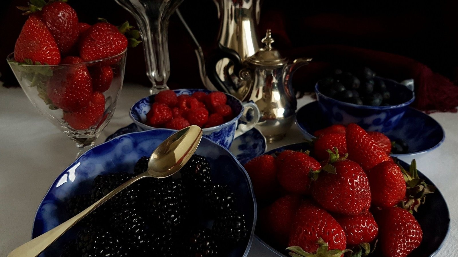 Обои малина, ягода, клубника, ягоды, черника, ежевика, raspberry, berry, strawberry, berries, blueberries, blackberry разрешение 2048x1591 Загрузить