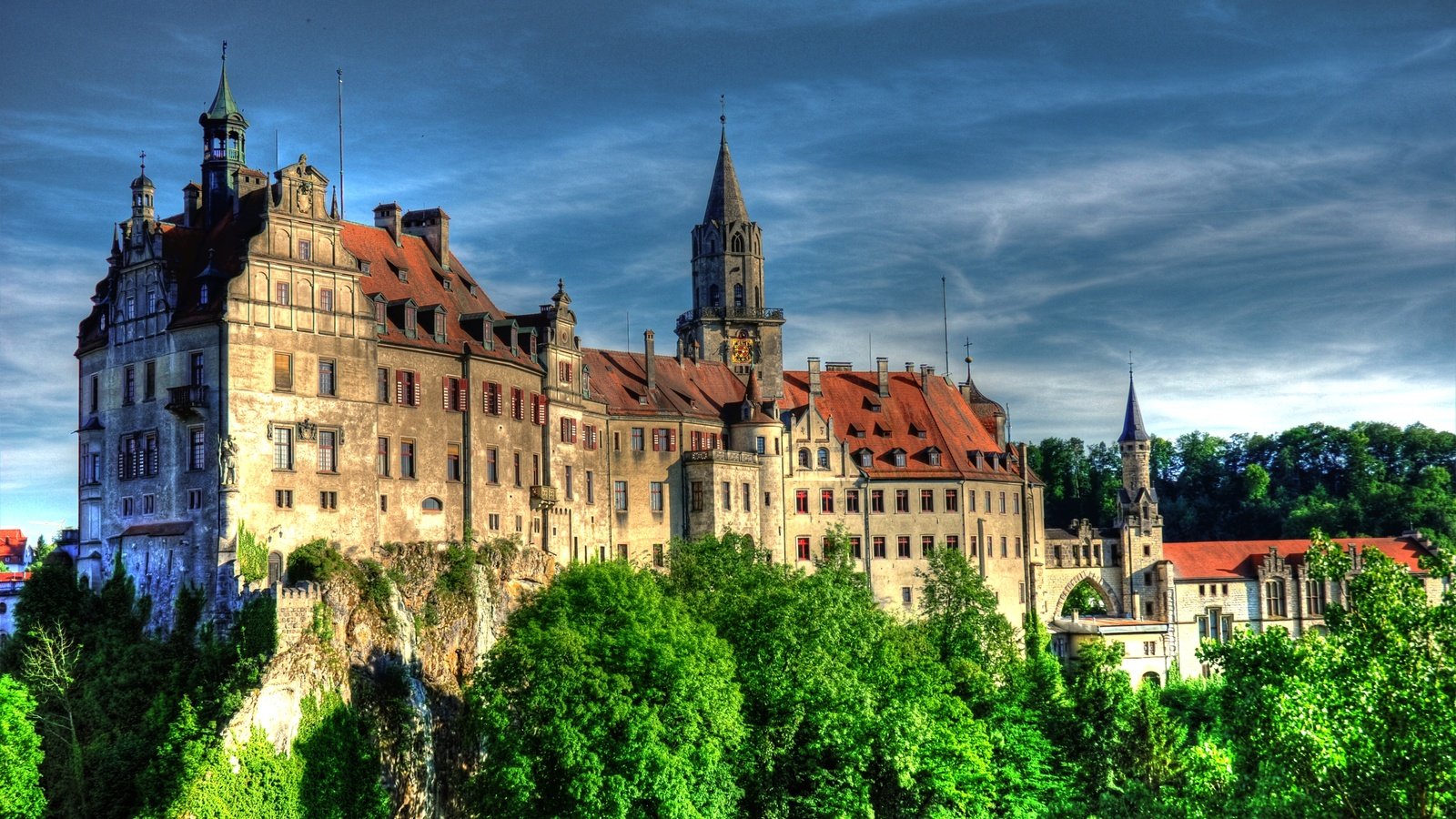 Обои небо, замок, город, германия, sigmaringen, замок зигмаринген, schloss sigmaringen, the sky, castle, the city, germany, sigmaringen castle разрешение 3872x2592 Загрузить