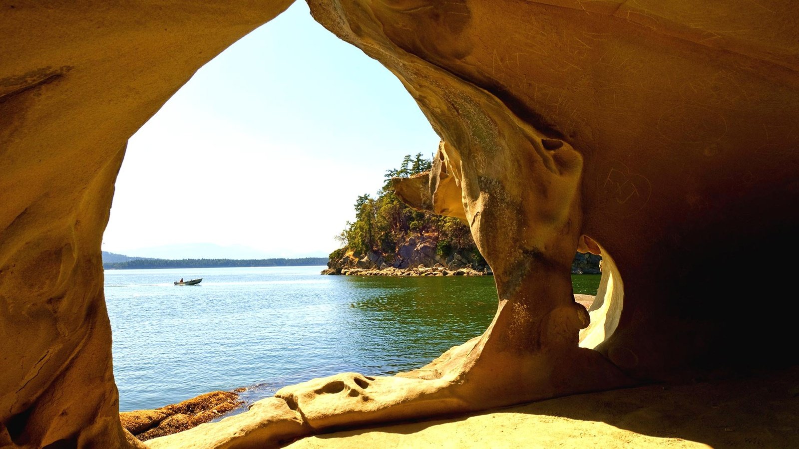 Обои лодка, пещера, канада, грот, британская колумбия, стров галиано, boat, cave, canada, the grotto, british columbia, ministers ministers galiano разрешение 1920x1080 Загрузить