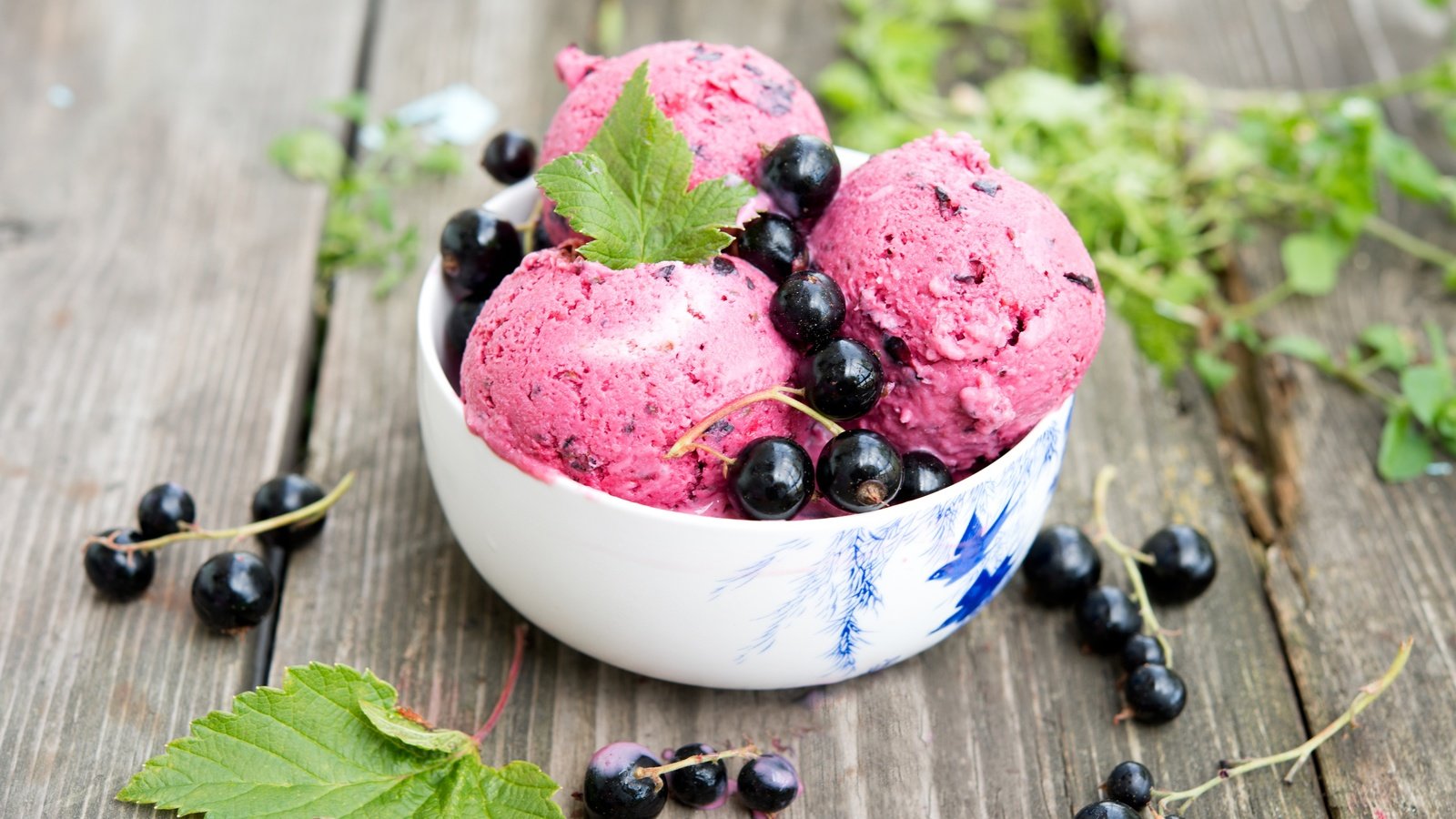 Обои мороженое, шарики, ягоды, десерт, смородина, чёрная смородина, ice cream, balls, berries, dessert, currants, black currant разрешение 5000x3450 Загрузить