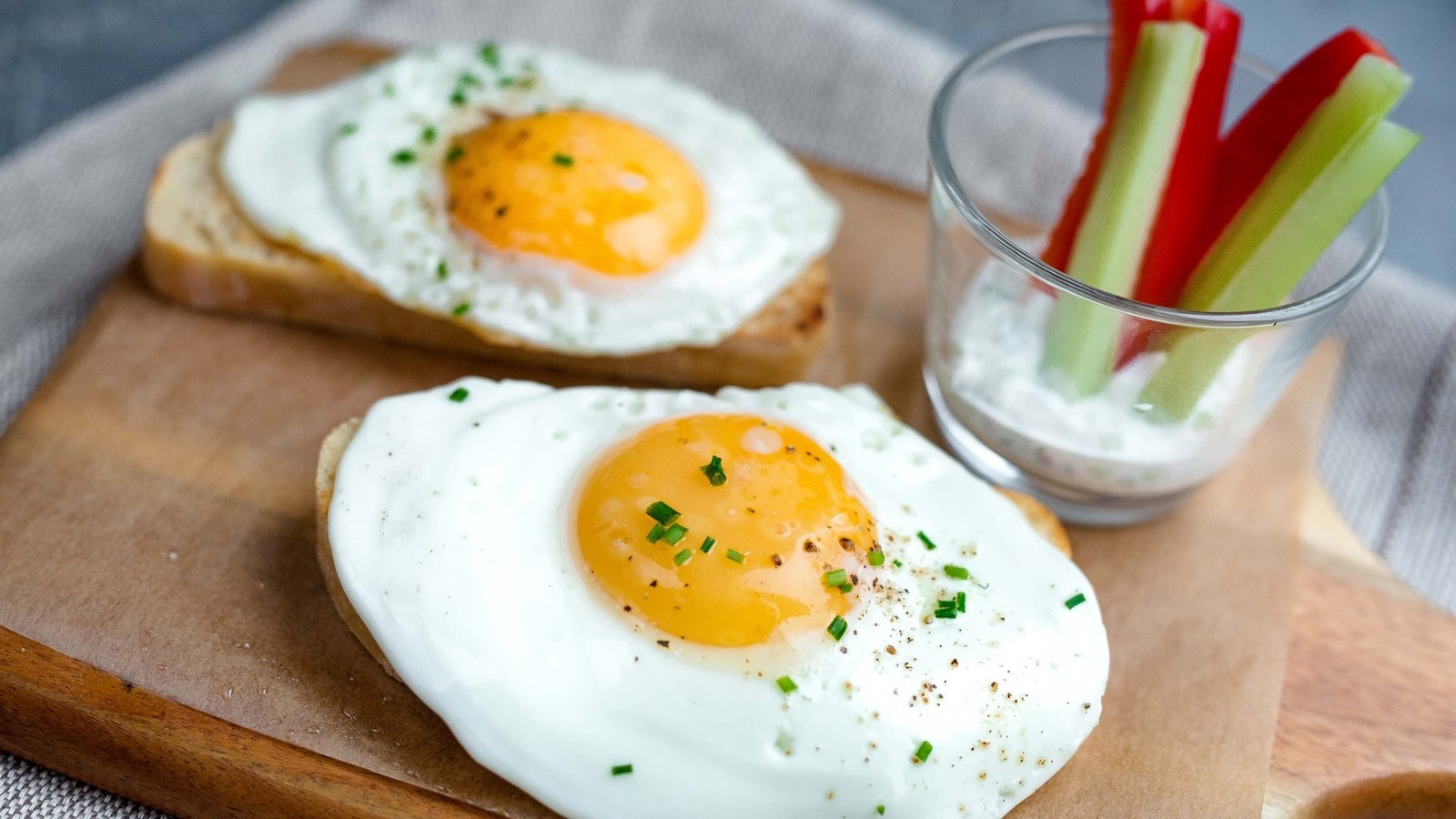 Обои хлеб, овощи, яйца, яичница, глазунья, желток, bread, vegetables, eggs, scrambled eggs, the yolk разрешение 2400x1600 Загрузить