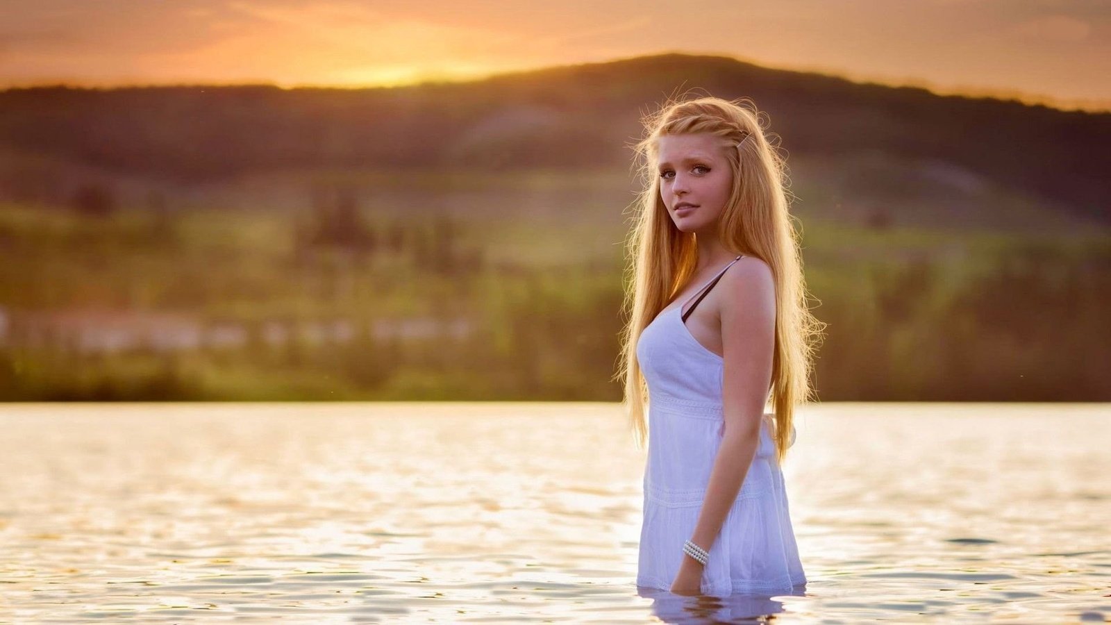 Обои вода, девушка, фон, платье, блондинка, взгляд, волосы, water, girl, background, dress, blonde, look, hair разрешение 1920x1080 Загрузить