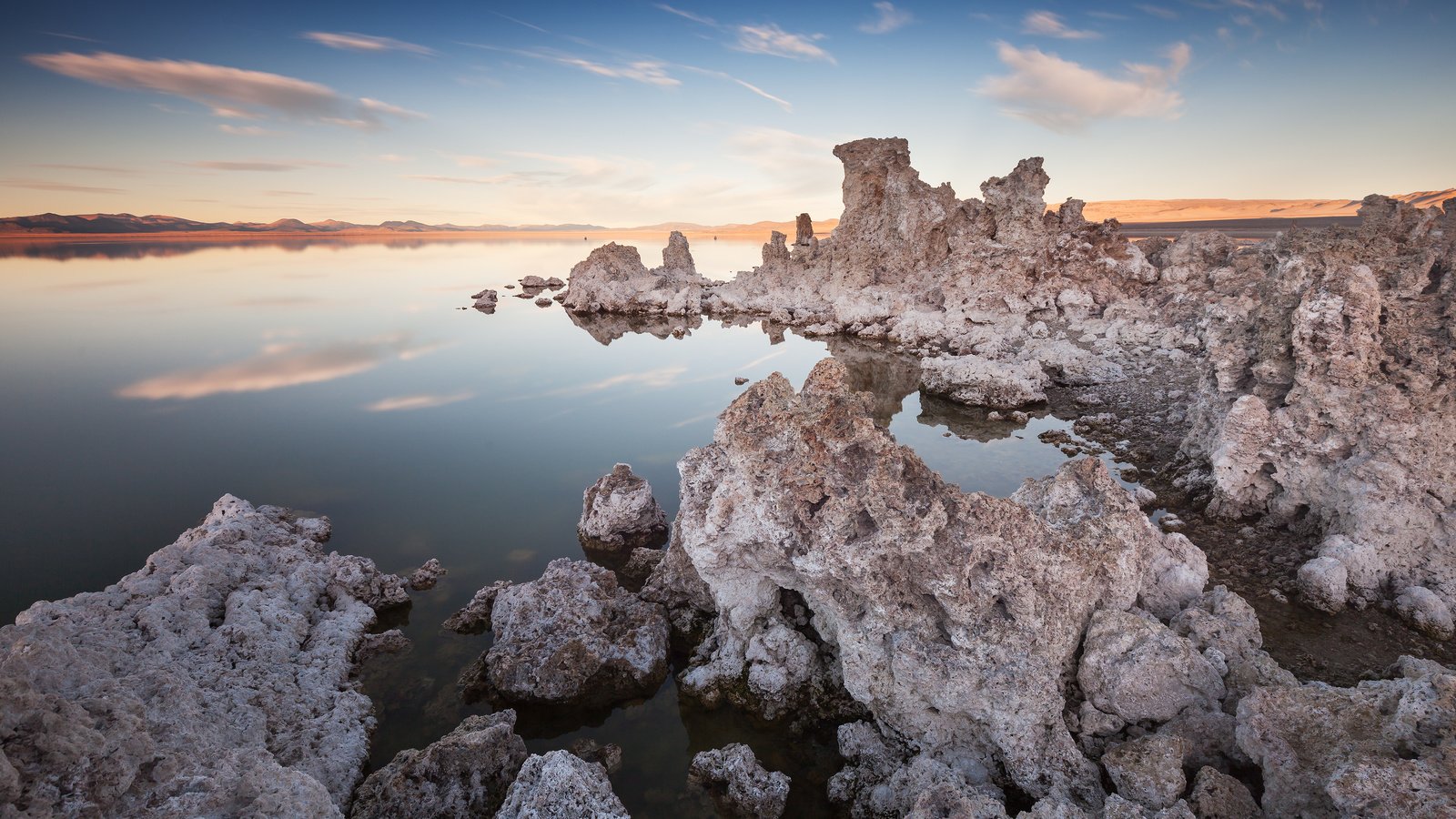 Обои озеро, скалы, пейзаж, озеро моно, lake, rocks, landscape, mono lake разрешение 3840x2400 Загрузить