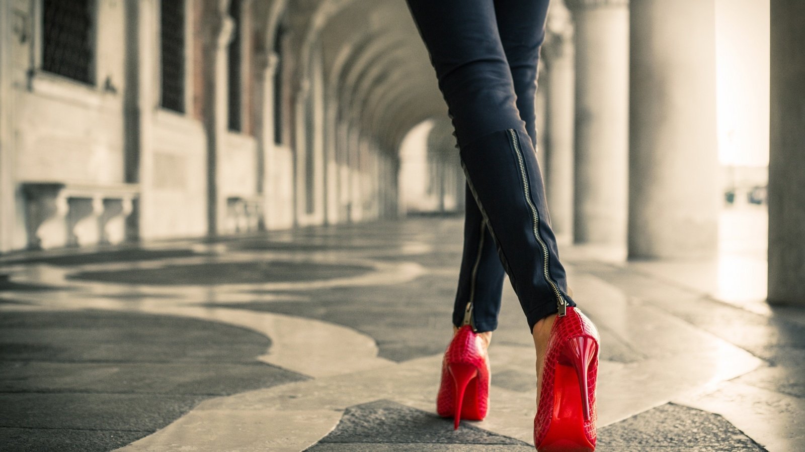 Обои девушка, джинсы, ножки, каблуки, туфли, красные туфли, girl, jeans, legs, heels, shoes, red shoes разрешение 2560x1706 Загрузить