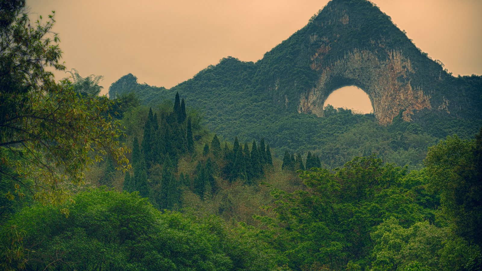 Обои горы, природа, лес, пейзаж, китай, арка, moon hill, лунная гора, mountains, nature, forest, landscape, china, arch разрешение 3840x2400 Загрузить