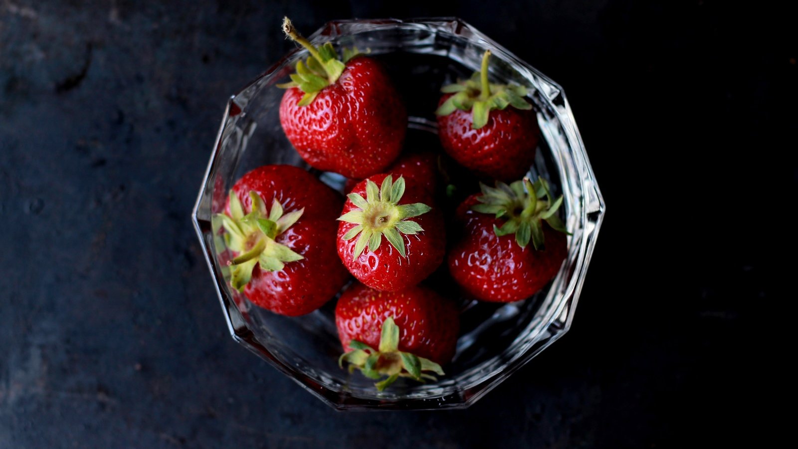Обои клубника, черный фон, ягоды, спелая клубника, strawberry, black background, berries, ripe strawberries разрешение 4272x2848 Загрузить